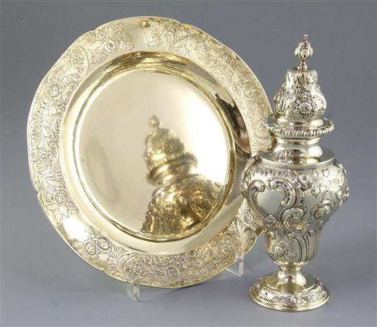 A matched George V silver gilt strawberry set, dish dia 218mm, weight 22.3oz/696grms.